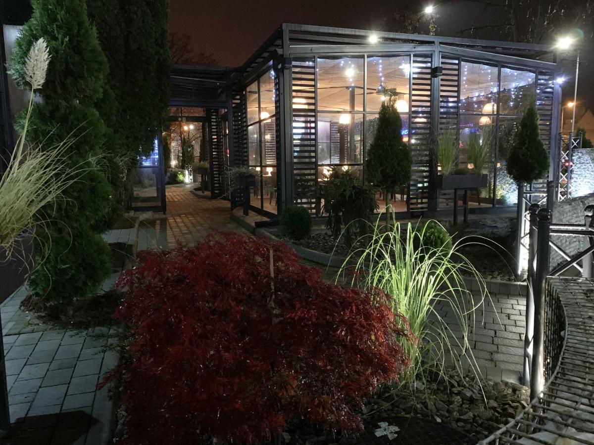 Hotel Kameleon Tarnobrzeg Ngoại thất bức ảnh