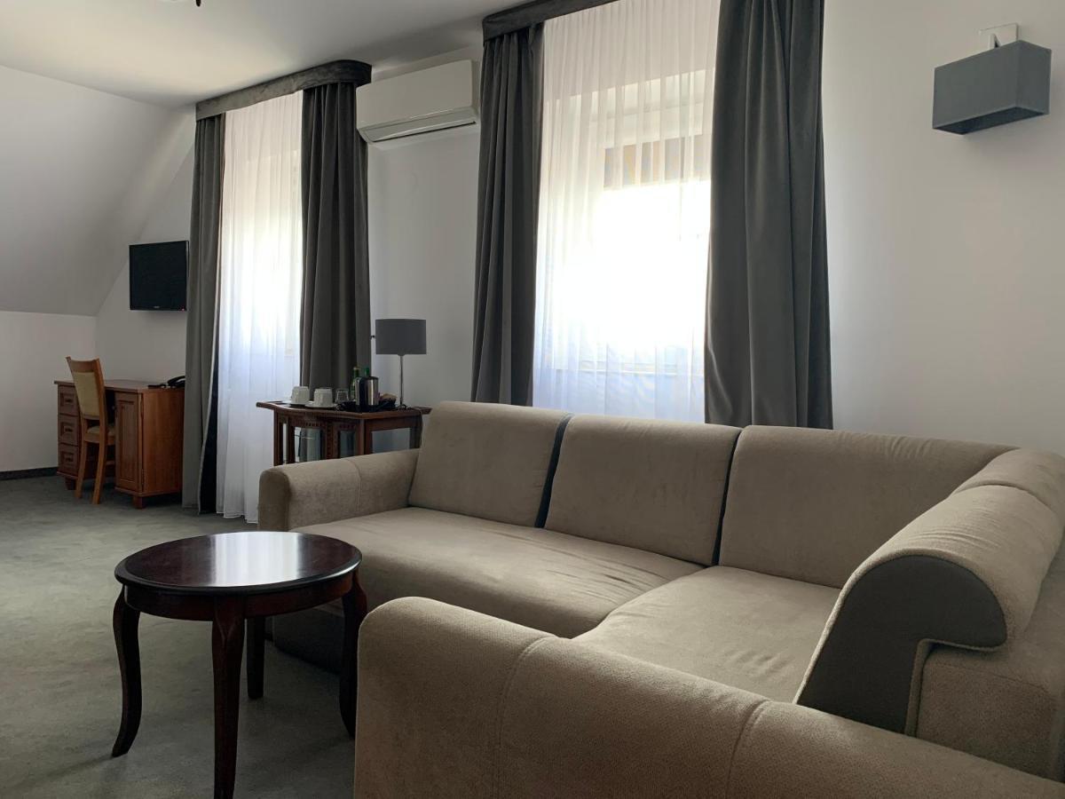 Hotel Kameleon Tarnobrzeg Ngoại thất bức ảnh
