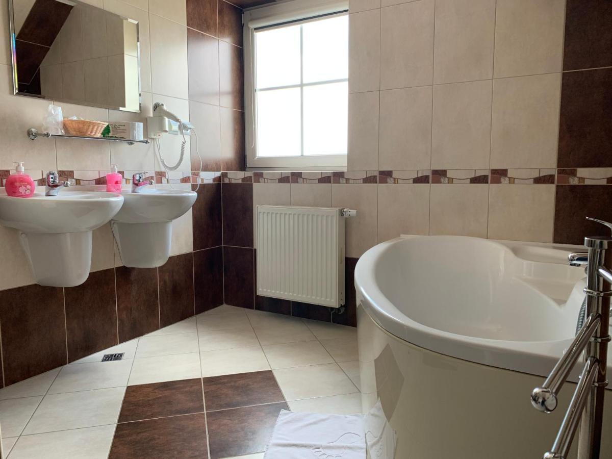 Hotel Kameleon Tarnobrzeg Ngoại thất bức ảnh