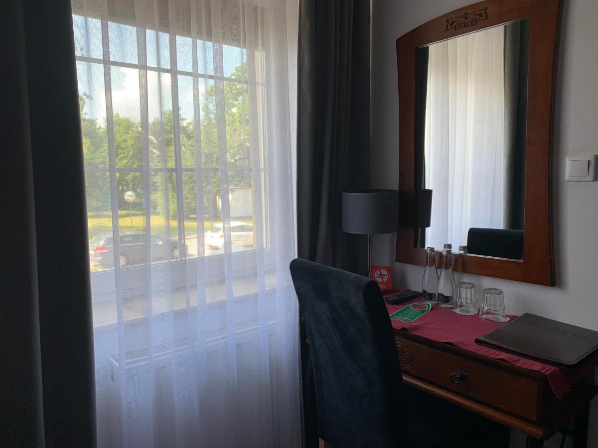 Hotel Kameleon Tarnobrzeg Ngoại thất bức ảnh